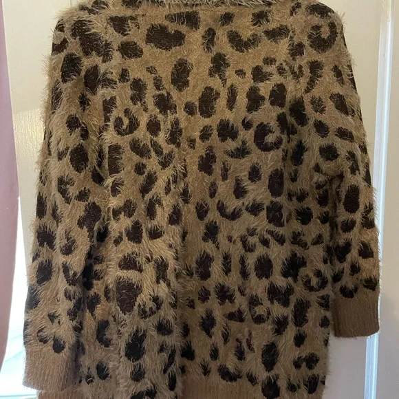 Oliver cheetah fuzzy sweater size medium - Picture 3 of 3